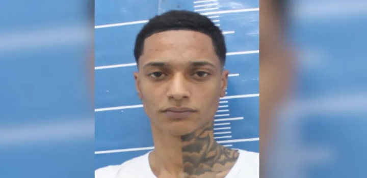 Após ser denunciado por tentativa de homicídio, Oruam teve que remover a tinta vermelha do cabelo na prisão. Assessoria do rapper contesta as acusações e denuncia perseguição jurídica e midiática.