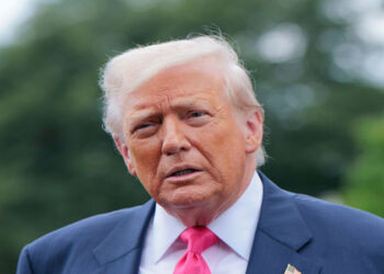 Donald Trump critica governo Lula, chamando-o de "esquerda muito radical", e vincula tarifas comerciais aos rumos políticos do Brasil. Resposta brasileira enfatiza soberania e independência judicial.