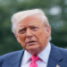 Donald Trump critica governo Lula, chamando-o de "esquerda muito radical", e vincula tarifas comerciais aos rumos políticos do Brasil. Resposta brasileira enfatiza soberania e independência judicial.