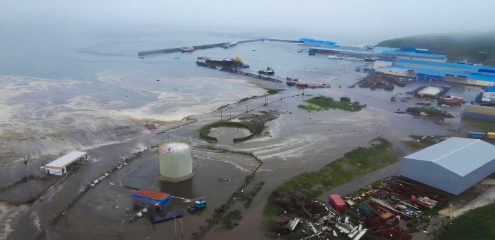 Um terremoto de 8,8 graus na costa russa gerou alerta de tsunamis em vários países. Ondas atingem regiões do Japão, Havaí e Califórnia. Autoridades pedem evacuação de áreas costeiras.