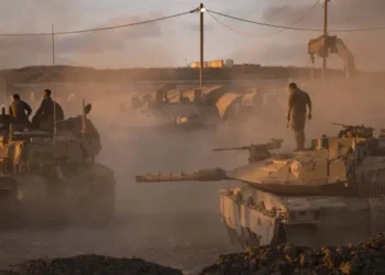Ministério da Defesa de Israel autoriza convocação massiva de reservistas para ofensiva em Gaza. Ação ocorre paralelamente a negociações de trégua e gera alerta de líderes internacionais sobre escalada do conflito e crise humanitária. Entenda o contexto.