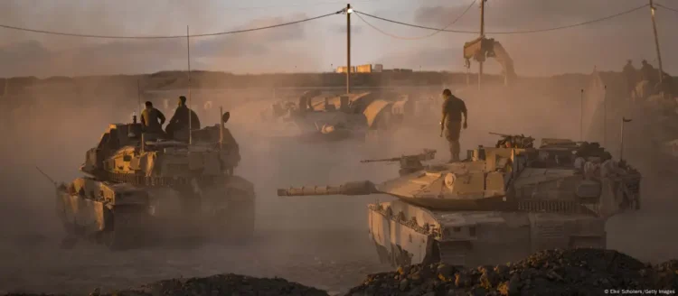 Ministério da Defesa de Israel autoriza convocação massiva de reservistas para ofensiva em Gaza. Ação ocorre paralelamente a negociações de trégua e gera alerta de líderes internacionais sobre escalada do conflito e crise humanitária. Entenda o contexto.