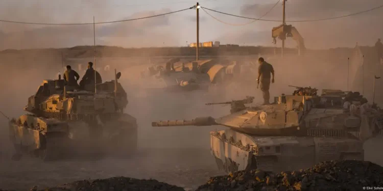 Ministério da Defesa de Israel autoriza convocação massiva de reservistas para ofensiva em Gaza. Ação ocorre paralelamente a negociações de trégua e gera alerta de líderes internacionais sobre escalada do conflito e crise humanitária. Entenda o contexto.