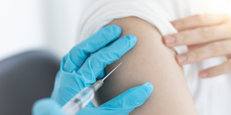 A Prefeitura de Cabo Frio realiza uma ação especial da campanha de vacinação contra a Influenza voltada para idosos com 60 anos ou mais.
