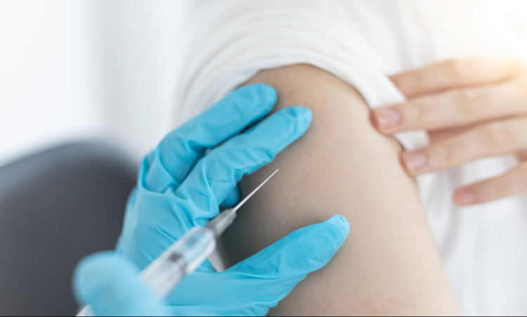 A Prefeitura de Cabo Frio realiza uma ação especial da campanha de vacinação contra a Influenza voltada para idosos com 60 anos ou mais.