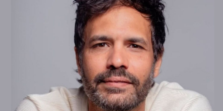 Mauricio Silveira, conhecido por papéis em novelas e direção teatral, falece aos 48 anos após complicações de câncer. Velório será no RJ.