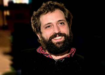 Gregório Duvivier apresenta monólogo inédito na Flip 2025, unindo humor linguístico, projeções e crítica política em apresentação aplaudida de pé.
