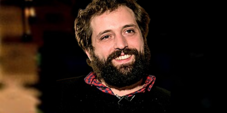Gregório Duvivier apresenta monólogo inédito na Flip 2025, unindo humor linguístico, projeções e crítica política em apresentação aplaudida de pé.