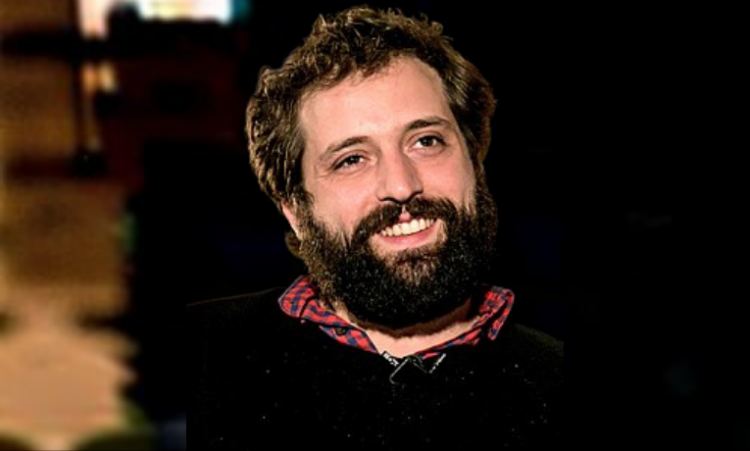 Gregório Duvivier apresenta monólogo inédito na Flip 2025, unindo humor linguístico, projeções e crítica política em apresentação aplaudida de pé.
