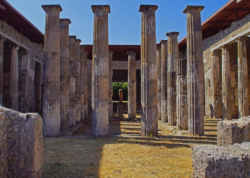 Na cidade submersa de Baiae, na Itália, arqueólogos encontram laconicum romano com piso de mosaico e sistema de aquecimento avançado, possivelmente ligado à antiga vila de Cícero.