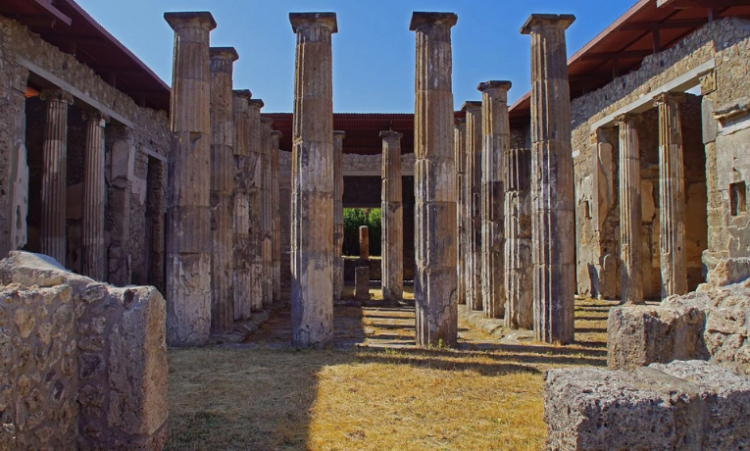 Na cidade submersa de Baiae, na Itália, arqueólogos encontram laconicum romano com piso de mosaico e sistema de aquecimento avançado, possivelmente ligado à antiga vila de Cícero.