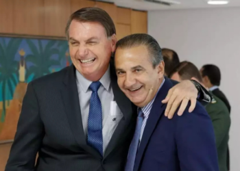 A Polícia Federal indiciou Jair Bolsonaro e Eduardo Bolsonaro por coação a autoridades. Documento aponta mensagens com Silas Malafaia, disparos digitais e até rascunho de asilo político na Argentina.
