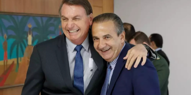 A Polícia Federal indiciou Jair Bolsonaro e Eduardo Bolsonaro por coação a autoridades. Documento aponta mensagens com Silas Malafaia, disparos digitais e até rascunho de asilo político na Argentina.