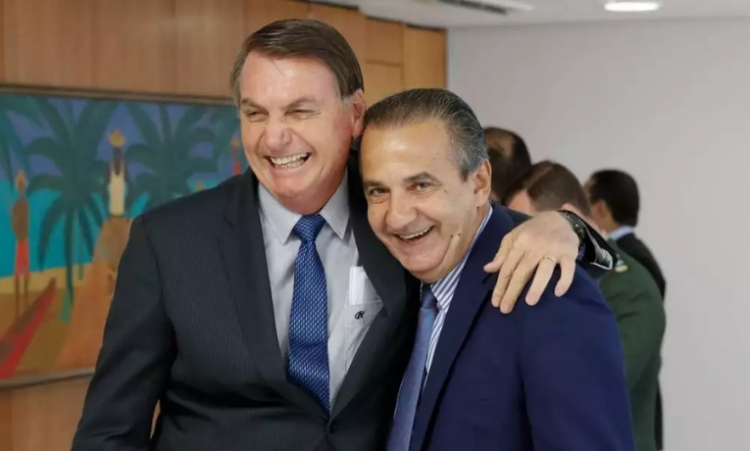 A Polícia Federal indiciou Jair Bolsonaro e Eduardo Bolsonaro por coação a autoridades. Documento aponta mensagens com Silas Malafaia, disparos digitais e até rascunho de asilo político na Argentina.