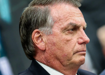 STF investiga Jair Bolsonaro por enviar recursos via Pix para bancar estadia do filho Eduardo nos EUA. Caso separado da condenação por golpe de Estado pode resultar em novas penas. Entenda.