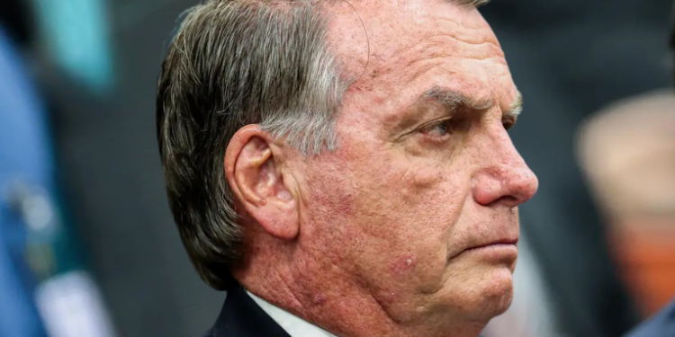 STF investiga Jair Bolsonaro por enviar recursos via Pix para bancar estadia do filho Eduardo nos EUA. Caso separado da condenação por golpe de Estado pode resultar em novas penas. Entenda.