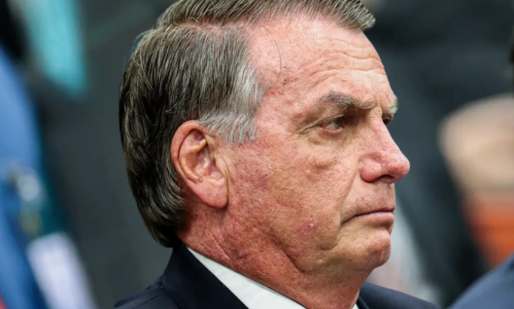 STF investiga Jair Bolsonaro por enviar recursos via Pix para bancar estadia do filho Eduardo nos EUA. Caso separado da condenação por golpe de Estado pode resultar em novas penas. Entenda.