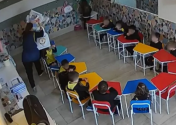 Professora de Caxias do Sul é investigada por agredir aluno de 4 anos com pilha de livros. Criança perdeu dente e precisará de acompanhamento odontológico e psicológico.