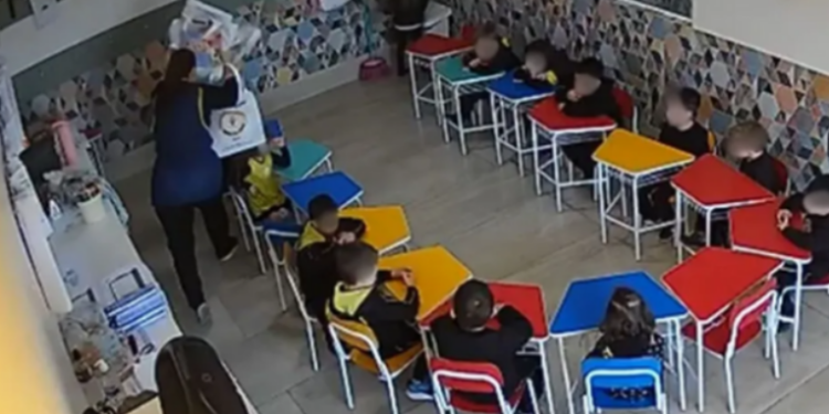 Professora de Caxias do Sul é investigada por agredir aluno de 4 anos com pilha de livros. Criança perdeu dente e precisará de acompanhamento odontológico e psicológico.