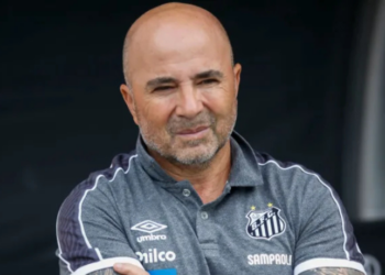 O Santos decidiu não contratar Jorge Sampaoli após exigências financeiras e intenção de afastar 10 jogadores. Robinho Jr. e jovens da base permanecem, e crise no clube segue sob atenção da torcida.