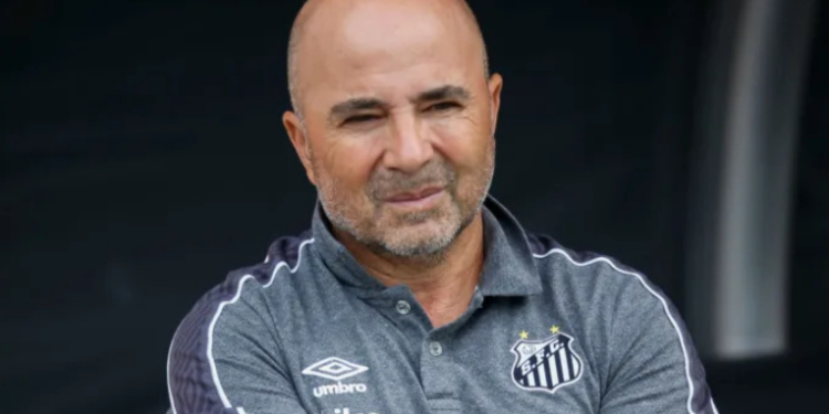 O Santos decidiu não contratar Jorge Sampaoli após exigências financeiras e intenção de afastar 10 jogadores. Robinho Jr. e jovens da base permanecem, e crise no clube segue sob atenção da torcida.