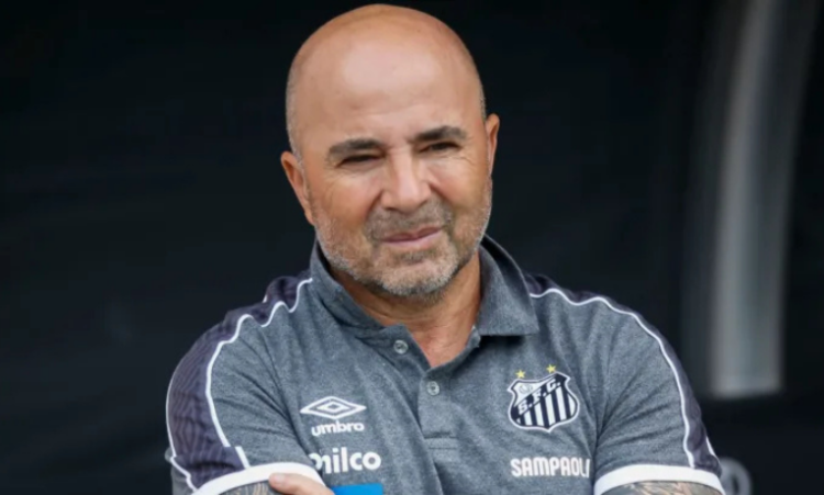 O Santos decidiu não contratar Jorge Sampaoli após exigências financeiras e intenção de afastar 10 jogadores. Robinho Jr. e jovens da base permanecem, e crise no clube segue sob atenção da torcida.