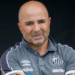 O Santos decidiu não contratar Jorge Sampaoli após exigências financeiras e intenção de afastar 10 jogadores. Robinho Jr. e jovens da base permanecem, e crise no clube segue sob atenção da torcida.