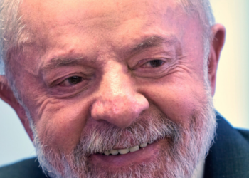 Segundo a Quaest, Lula vence todos os adversários testados para a eleição presidencial de 2026, tanto no 1º quanto no 2º turno. Rejeição a Bolsonaro e aliados aumenta.