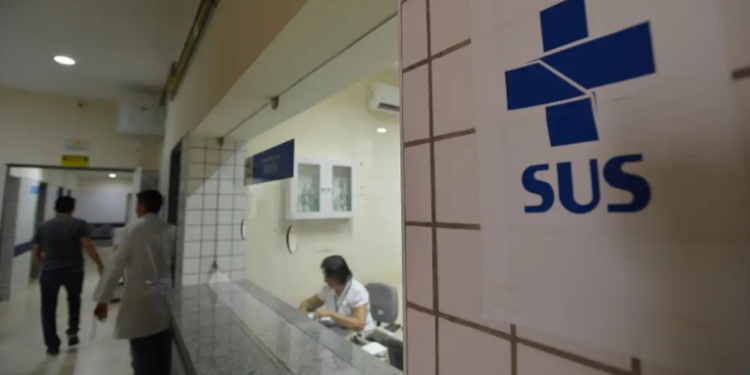 A partir de setembro, planos de saúde poderão atender pacientes do SUS gratuitamente por meio do programa Agora Tem Especialistas, transformando dívidas em serviços como consultas, exames e cirurgias.