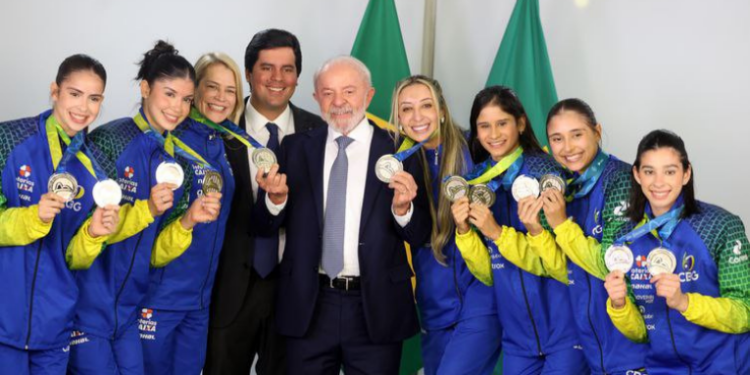 O presidente Lula anunciou a Universidade dos Esportes, ampliando projeto inicial de faculdade de futebol para diversas modalidades, com apoio ao Bolsa Atleta e incentivo ao esporte feminino
