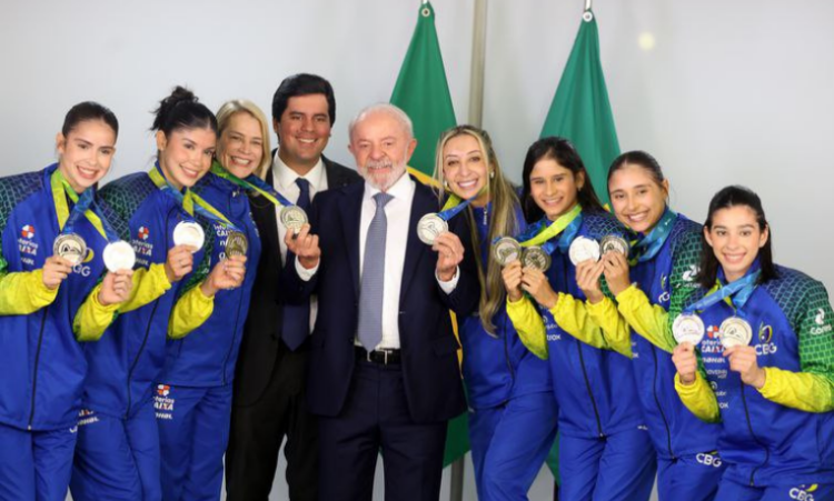O presidente Lula anunciou a Universidade dos Esportes, ampliando projeto inicial de faculdade de futebol para diversas modalidades, com apoio ao Bolsa Atleta e incentivo ao esporte feminino