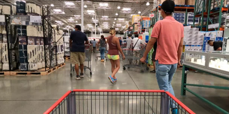 Asda implementa câmeras com inteligência artificial em cinco lojas para detectar produtos fora do lugar, alimentos vencidos e melhorar reposição, modernizando operações.