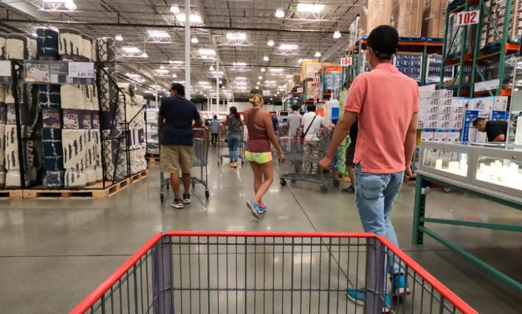 Asda implementa câmeras com inteligência artificial em cinco lojas para detectar produtos fora do lugar, alimentos vencidos e melhorar reposição, modernizando operações.