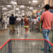 Asda implementa câmeras com inteligência artificial em cinco lojas para detectar produtos fora do lugar, alimentos vencidos e melhorar reposição, modernizando operações.