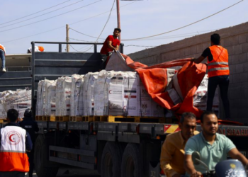 Aviões da Indonésia lançam mais de 80 toneladas de ajuda humanitária sobre a Faixa de Gaza, incluindo alimentos, medicamentos e suprimentos essenciais para moradores afetados por conflitos recentes.