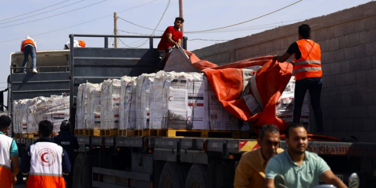 Aviões da Indonésia lançam mais de 80 toneladas de ajuda humanitária sobre a Faixa de Gaza, incluindo alimentos, medicamentos e suprimentos essenciais para moradores afetados por conflitos recentes.