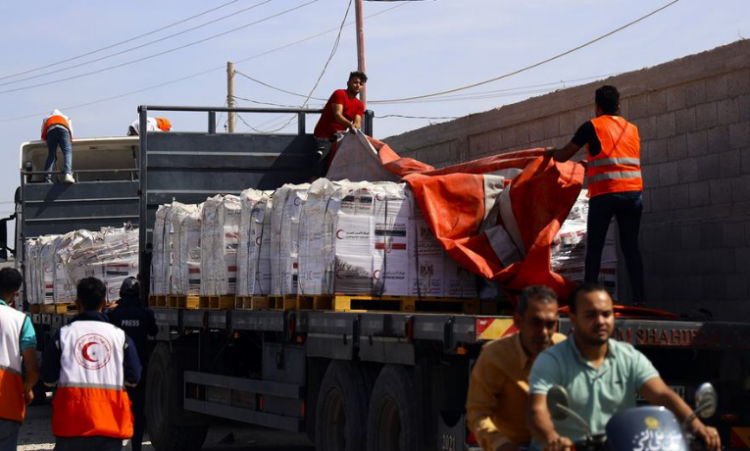 Aviões da Indonésia lançam mais de 80 toneladas de ajuda humanitária sobre a Faixa de Gaza, incluindo alimentos, medicamentos e suprimentos essenciais para moradores afetados por conflitos recentes.