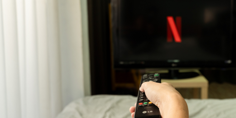 Nova contratação marca a entrada da Netflix em uma área comercial dedicada a anúncios do setor de apostas.