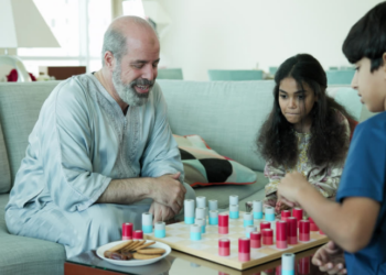 Homens que se tornam pais após os 50 encontram desafios e aprendizados únicos. Especialistas explicam os benefícios e riscos dessa escolha cada vez mais comum no Brasil.