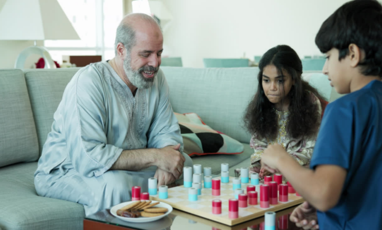 Homens que se tornam pais após os 50 encontram desafios e aprendizados únicos. Especialistas explicam os benefícios e riscos dessa escolha cada vez mais comum no Brasil.