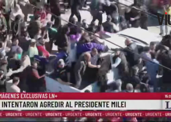 Javier Milei sofreu ataque a pedradas, ovos e garrafas durante comício em Buenos Aires. Ninguém se feriu, e o evento foi encerrado pela segurança presidencial.