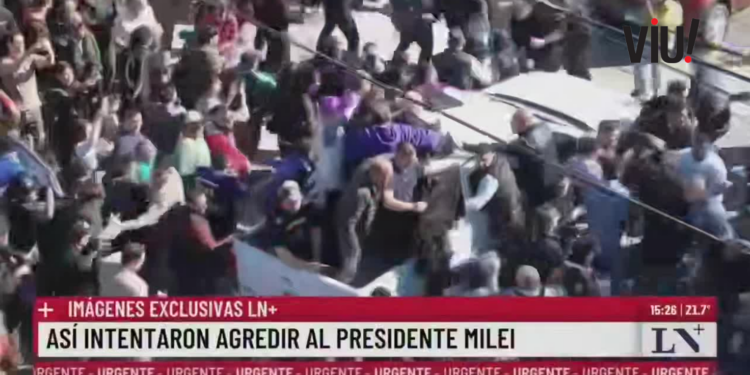 Javier Milei sofreu ataque a pedradas, ovos e garrafas durante comício em Buenos Aires. Ninguém se feriu, e o evento foi encerrado pela segurança presidencial.