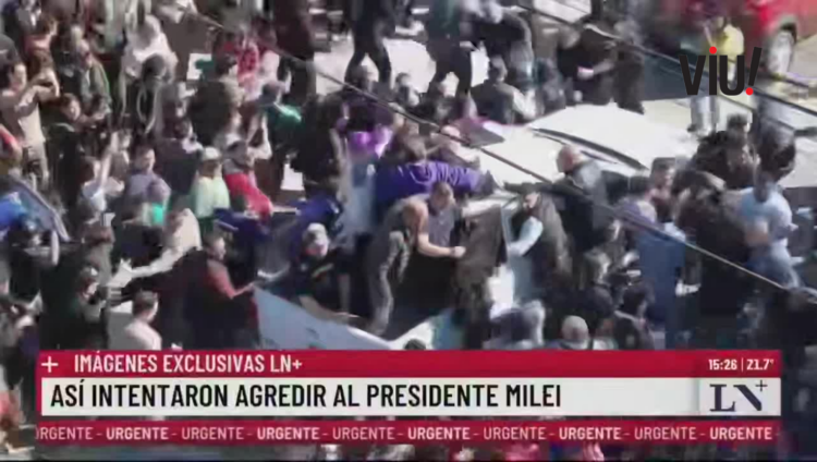 Javier Milei sofreu ataque a pedradas, ovos e garrafas durante comício em Buenos Aires. Ninguém se feriu, e o evento foi encerrado pela segurança presidencial.