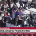 Javier Milei sofreu ataque a pedradas, ovos e garrafas durante comício em Buenos Aires. Ninguém se feriu, e o evento foi encerrado pela segurança presidencial.