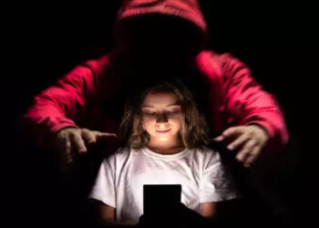 Norma, apelidada de “ECA Digital”, obriga plataformas a criar sistemas de verificação de idade, ampliar a proteção de dados e permitir maior controle dos pais sobre a atividade online dos filhos.