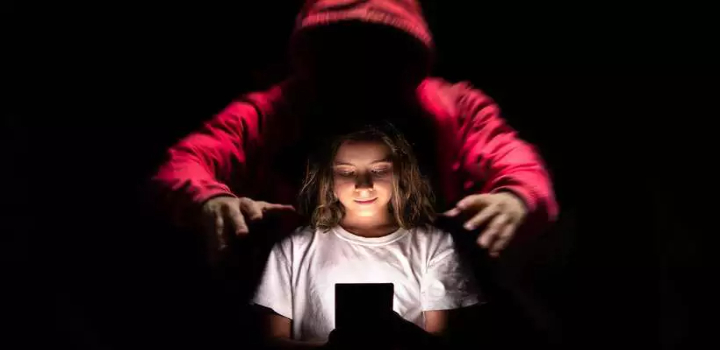 Norma, apelidada de “ECA Digital”, obriga plataformas a criar sistemas de verificação de idade, ampliar a proteção de dados e permitir maior controle dos pais sobre a atividade online dos filhos.