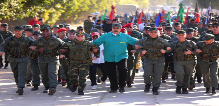 O governo venezuelano iniciou um massivo alistamento de civis na Milícia Bolivariana para supostamente combater uma ameaça de invasão dos EUA. Movimento ocorre em resposta ao envio de navios militares norte-americanos ao Caribe e acusações de narcotráfico.