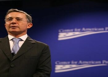 Álvaro Uribe, ex-presidente da Colômbia, é condenado a 12 anos de prisão domiciliar por corrupção de testemunhas e fraude processual, tornando-se o primeiro ex-chefe de Estado do país a receber uma sentença criminal.