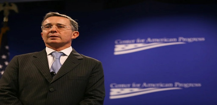 Álvaro Uribe, ex-presidente da Colômbia, é condenado a 12 anos de prisão domiciliar por corrupção de testemunhas e fraude processual, tornando-se o primeiro ex-chefe de Estado do país a receber uma sentença criminal.