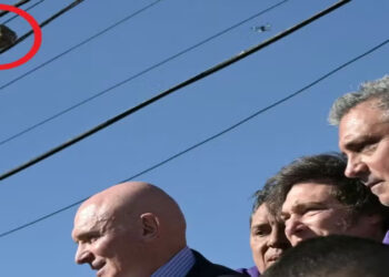 Presidente argentino Javier Milei é retirado de carreata após ataques com pedras em Buenos Aires. Governo acusa kirchneristas; episódio ocorre em meio a crise política.